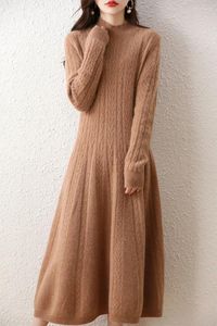Casual Dresses Merino Wool Sweater Officiell klänning 2024 Hösten Winter Women's Thicked Round Neck Solid Color Cable kjol