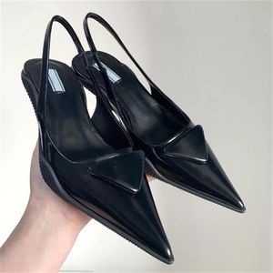 Slingback kadın topuklu tasarımcı üçgen pompalar siyah deri sivri elbise ayakkabıları ayak parmağı sandaletler slingbacks pompa topuk rahat moda lüks loafer sandal