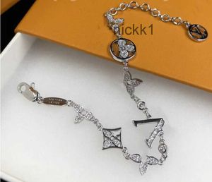 Lyxdesigner Elegant guld- och silverarmband Fashion Women's Letter Pendant Clover Wedding Special Design Jewelry Quality1 G3B6