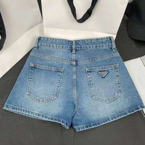 Kadın şort tasarımcısı kot pantolon moda metal üçgen yüksek bel rahat denim şort yaz ince ultra kısa kot pantolon