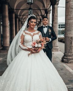 Splendidi abiti da ballo arabi di Dubai Abiti da sposa Applicazioni in pizzo Maniche lunghe Girocollo velato Abiti da sposa avorio Cappella strascico Paese Abito da sposa Boho 2024