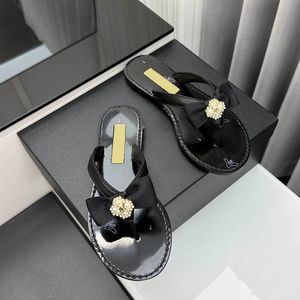 Sandálias femininas tanga designer de pele de carneiro flip-flops com arco falso pérola strass chinelos clássicos slides acolchoados textura mules senhoras ao ar livre sapato casual sapato de lazer