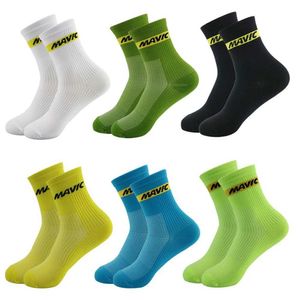 Sports Socks Mid Tube Cycling Socks Outdoor Sports Cycling Socks Bestförsäljande slitstödda färg Matchande midrörsstrumpor Basketstrumpa YQ240126