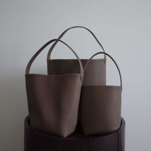A fila grande e nova bolsa de cheiro de couro para couro de couro