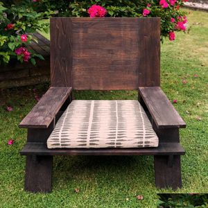 Trädgårdsuppsättningar rustik uteplatsstol med kudde gjord bränd teakfinish Drop Delivery Home Garden Furniture Outdoor Furniture Otqn2