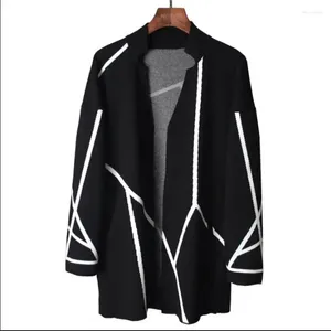 Suéter masculino M-2xl outono e inverno branco listra geométrica design malha cardigan casaco longo jovem cabeleireiro maré suéter