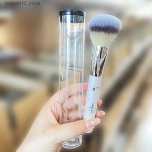 Makeup Brushes Niebiańskie luksusowe podkład do makijażu - okrągłe ultra -pluszowe syntetyczne włosy proszkowe pędzel kosmetyczny do płynów kremów Q240126