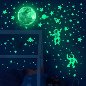 Lysande astronautstjärna Moon Wall Sticker Bedroom Kids Room Home Decoration Wallpaper Glow In the Dark Selfadhesive Decals 240123