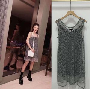 Gonna a canotta con diamanti d'acqua dello stesso stile di Jinchen Star 23 Nuovi vestiti di tendenza della moda di tendenza del vestito a due pezzi caldo di Instagram di New Summer