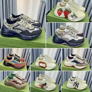 Rhyton Sneakers Treakers Buts Treners luksusowy projektant Vintage Chaussures Fashion Shoeswave Guccilys Shut Usta Sneaker Beige Mężczyźni kobiety 005