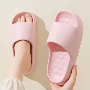 Chinelos plataforma grossa nuvem chinelos mulheres eva sola macia casa sapatos de banheiro mulher verão não deslizamento praia flip flops sandálias planas femalel2401