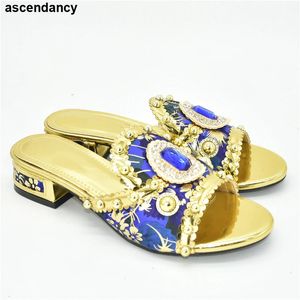 Sapatos de luxo femininos designers saltos dourados sapatos elegantes decorados com strass estampa floral senhoras bombas e sandálias 240118