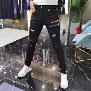Jeans da uomo di lusso 2023 High Street da uomo Jeans neri coreani con cerniera Distressed Hole Designer Youth Trend Slim-Fit Pantaloni di cotone nero T240126