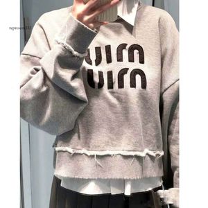 Miui Miui Hoodie Highバージョンの秋と冬の服は、半分の高い襟のパーカー、女性のファッショントレンドで刺繍されています