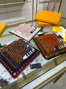Ny modedesigner silkescarf för kvinnliga män lyxiga L -bokstäver Silk Scarf High Quality Head Brand Scarves pannband Tiger Print rosa svartbrun 90*90 cm