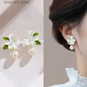Stud 2023 New Fresh White Color Gardenia Pearl Pendant Stud Earrings for Women Sweet Lovely Temperament Girls Fashion Jewelry Gift Q240125