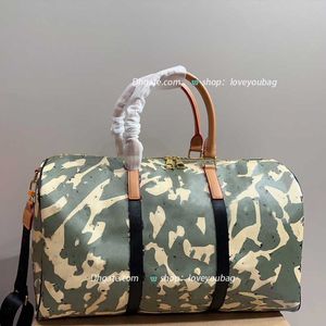 Designer Duffle Bag Travel Bag Män och kvinnor Fashion Travel Påsar Handväska Tryckt läderkudde Boston Boarding Mens Keepall Handväska Crossbody Väskor Totes