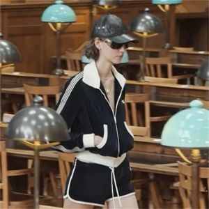 Kvinnors designerspårar Spring Black and White Contrast Letter Brodery Classic High Quality Outdoor Sports Set American Flip Collar Coat spetsar upp shorts