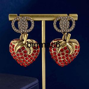 2024 Strawberry Diamond Brincos Designer Colares para Mulheres Pingente Moda Carta Gold Studs S Hoop Brinco GVcciI Colar Jóias Jóias Novo 22031503