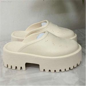 Pantofole sandali traforati con piattaforma da donna di marca di lusso realizzate con materiali trasparenti Donna sexy e alla moda da spiaggia soleggiata