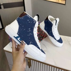 2024 MĘŻCZYZN Sneaker Rivoli Designer Sneakers Run Away Shoe Suede Calf Leede Calf Guma Outolle Outoly Projektant Aahg