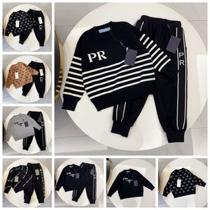 Stilista di moda maglioni lavorati a maglia tuta due pezzi pra set maglione all'uncinetto top maglione con lettera con pantaloni casual larghi outfit vestiti per bambini