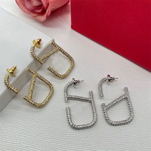 Tiktok brinco de diamante orecchini feminino acessórios de luxo v letras forma moda chique garanhão mulher diversão sorte designer brinco banhado a prata ohrringe ZB031 F23