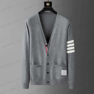 Herrtröjor High End Luxury Brand V-ringning Sticked Cardigan Men's Spring and Autumn Trend Classic Four Bar Korean Casual Par Sweater Coat T240126