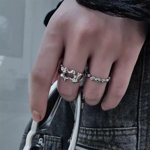 Design alla moda a forma di wormhole in metallo liquido per anello di coppia con anello vegetariano indice di tendenza per uomini e donne di fascia alta