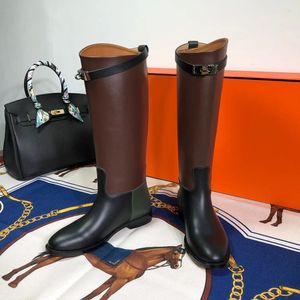 2024 Designer Kvinnor Stövlar Läderbyxor Knä Boot Padlock Metal Klädd kil Mandelformad Outlet Elasticitet Catwalk Style Booties