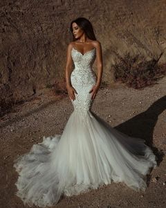 Abiti da sposa sexy a sirena senza schienale Applicazioni di pizzo con perline Abiti da sposa lunghi da spiaggia di lusso senza maniche Scollo a cuore Abito da sposa bianco avorio