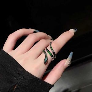 Band Rings Fashion Black Wind Slytherin Green Snake Inspired Open Ring med Zircon Stones for Women Unique and Personalized French Design 240125