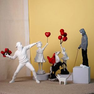 Banksy Collezione di sculture Lanciatore di fiori Statua Pop Art Moderna Ragazza con palloncini Figurine Ufficio Decorazione della casa Accessori Strada 240123