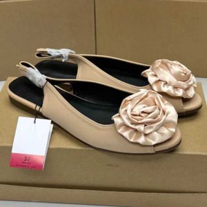Сандалии женские на плоской подошве, модная ретро-стиль, роза, рыбий рот, популярная женская обувь с цветочным принтом, большой размер, мягкая подошва, женская обувь для отдыха J240126