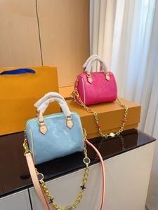 24SS Женская роскошная сумочка дизайнер нано мини -цепной подушки (патентная кожа) Женская сумочка мешок для поперечного кузова сумки с твердым цветом для макияжа кошелек 16см 16см