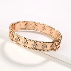 designer armband klöver armband armband för kvinnor 18k guld pläterad full kristall diamant fyra blad söt klöver blomma manschett designer smycken