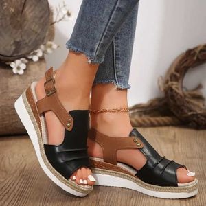 Sandaler Fashion Women's Wedge Sandals Summer Peep Toe Sandaler Ett ord Buckle Rom Ladies Shoes Lätt veckad plattform Sandaliasl2401