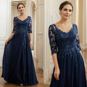 Vestidos de madre de la novia de color azul marino oscuro Mangas 3/4 Cuello en V Vestidos de madre de encaje de tul para mujeres negras árabes Vestidos de invitados de boda de encaje con cuentas AMM031