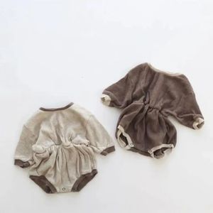 Autumn Born Baby Girl Sticked Cotton Bodysuits Bekväm våffla Infant Onesie Kids Boys Jumpsuit kläder 240119