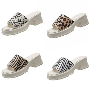 2024 Nya sommarkvinnor Sandaler Låga klackar Mesh Surface Leisure Mom Casual Extravasation Black White Big Size 36-41