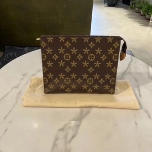 M46037 Borse per il trucco da viaggio da donna POCHE TOILETTE Pochette hobo firmata Borse a tracolla a tracolla Cartelle da uomo Portafogli Cerniera Kit da toilette Borsa a tracolla