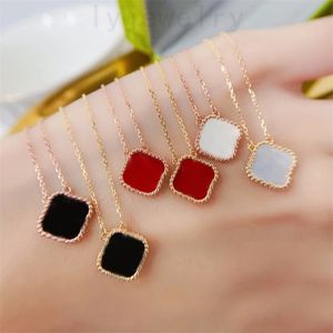 Creative Plated Gold Neckor Women Charms Luxury Necklace 4 Clover Par Style Valentine S Day Gifts Red Green Gemstone Thin Designer Link Chain Fashion ZB002 C23