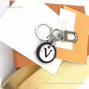 desigenr jewelry Keychain letter V Brand Designer Mens Luxury Round plate Car Keyring Womens Buckle Keychains Handmade Leather Men Women Bag ornament pendant