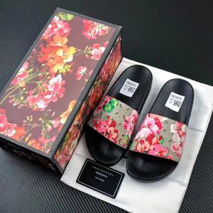 Luxury Designer Shoes Slipper Summer Beach Sliders Canvas Kvinnor Top Quality Casual Shoe Rubber Mule Girl Flat Black Black Outdoor Travel Men Slide Pool Sandal Gift With Box