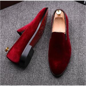 Casual Black Red Velvet Men Shoes Flat Slip-On Dress Shoes Casual Pointed Toe Solid Color Wedding Loafer Larg Storlek 38-44 240125