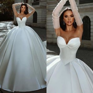 Vintage Ball Gown Dresses Sweetheart Backless Ruffle Wedding Dress Sweep Train Satin Designer Bridal Gowns