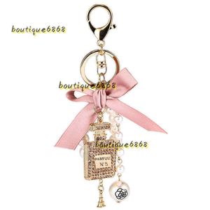 Keychains Lanyards Fashion Imitation Pearl Parfym Bottle Nyckelring bil Key Women Bag Charm Accessories Söt Bow Key Chain Creative Keyrings 2024 Designer Keychain Söt