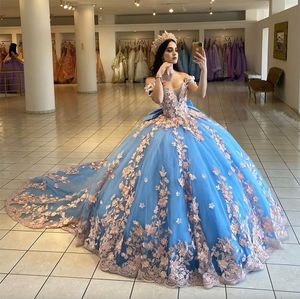 السماء الأزرق 3D الأزهار الدانتيل الأميرة Quinceanera فساتين قبالة الكتف القوس مشد