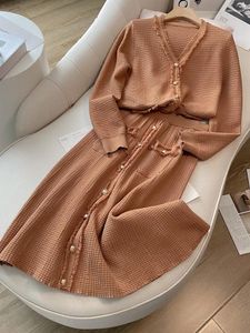 Abiti da lavoro Autunno Stile di lusso da donna Gonna lavorata a maglia di alta qualità Set da 2 pezzi Moda Maglione cardigan con bordo in nappa al ginocchio