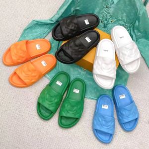 Moda verão mocassim praia borracha chinelo mulheres homens sandale luxo designer sapato preto sandália ao ar livre slide plana sapatos casuais viagem em relevo mule sliders caixa de presente